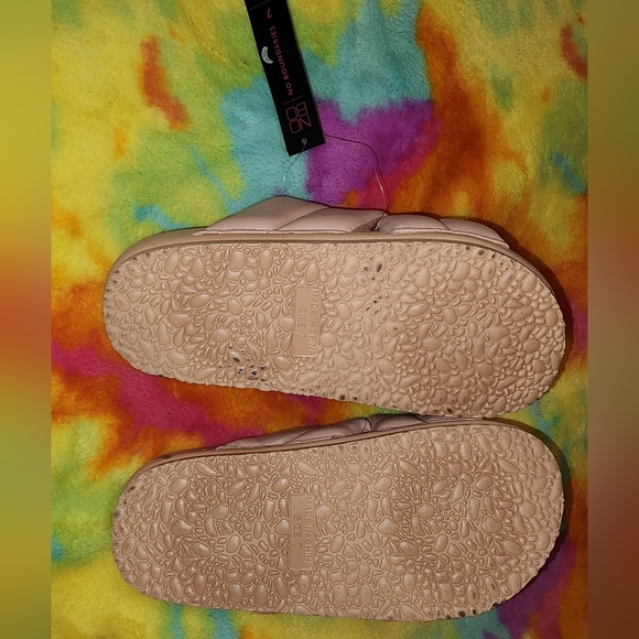 Pink soft cushioned cute sandals size 7! - Picture 4 of 4